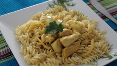 Macarronada ao molho branco com cubos de frango