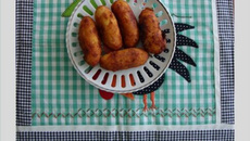 Bolinho de aipim com queijo e recheado
