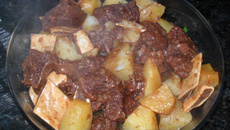 Costela de boi com batatas