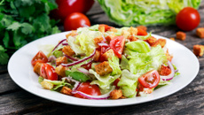 Salada comum com cubos de pão integral