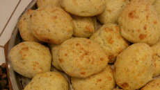 Pão de queijo com 3 queijos