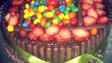 Bolo de chocolate com recheio de morango e palitinhos