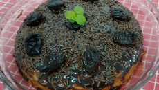 Bolo de banana com ameixa e cobertura de chocolate