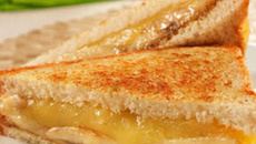 Sanduíche de banana com canela