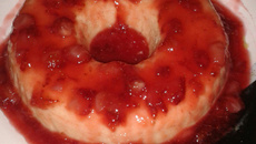 Pudim de chocolate branco com calda de morango