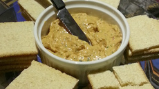 Pasta de queijo minas, tomate seco e manjericão