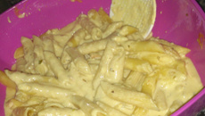 Macarrão, queijos e mostarda