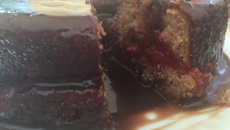 Bolo de goiabada com cobertura de chocolate