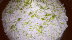 Bolo recheado de mousse de limão