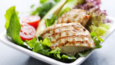 Salada de frango marinado no óleo de café e tangerina