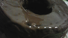 Bolo de melão com calda de chocolate