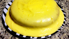 Bolo de laranja com cobertura de laranja