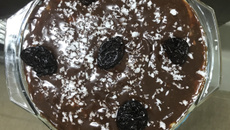 Pavê de ameixa, coco e chocolate