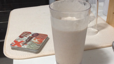 Vitamina proteica de banana sem lactose e sem gluten