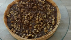 Torta de banana com doce de leite e nozes