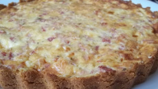 Quiche de queijo e presunto com massa de bolacha água e sal