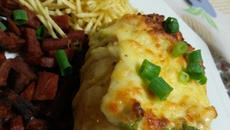 Batata recheada ao molho de queijo com frango