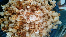 Pipoca de açúcar caramelo