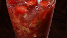 Caipirinha de saquê com morangos