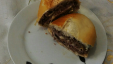 Hambúrguer recheado caseiro