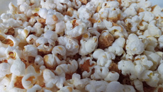 Pipoca caramelizada com leite ninho