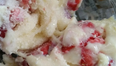 Pave gelado de morango e leite em pó