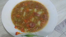 Sopa de lentilhas com legumes e carne de porco
