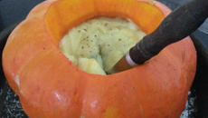 Frango com requeijão na moranga