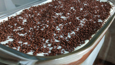 Pavê de chocolate com biscoito champagne