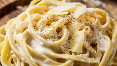 Macarrão fettuccine Alfredo: o segredo para um molho cremoso sem errar na emulsão