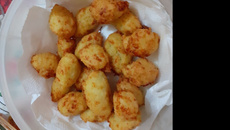 Bolinho de arroz com queijo