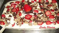 Sobremesa de sorvete com morango e Bis