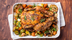 Chester assado com molho de vinho branco e laranja