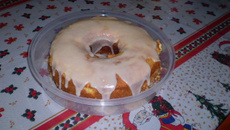 Bolo delicioso de laranja com cobertura de glacê