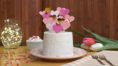 Bolo com recheio de beijinho