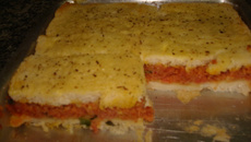 Torta salgada de linguicinha calabresa