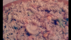 Salada de macarrão parafuso com atum