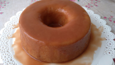 Bolo de fubá cozido com calda de goiabada