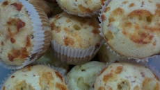 Pão de queijo de liquidificador com calabresa