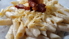Macarrão de molho branco com bacon e queijo