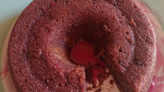 Bolo de jabuticaba com cobertura