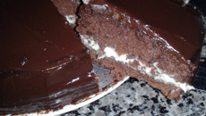 Bolo de chocolate com recheio de brigadeiro branco