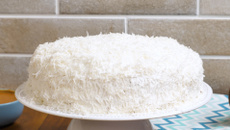 Bolo de coco com doce de leite