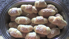 Pão de cebola em formato de croissant