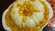 Manjar de coco com calda de pêssego