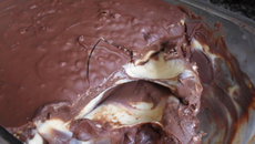 Ovo de Páscoa na travessa