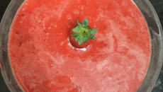 Mousse de leite moça com purê de morango