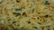 Macarrão alho e óleo ao creme de leite