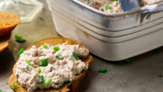 Patê de sardinha enlatada simples