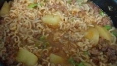 Sopa de miojo com carne moída